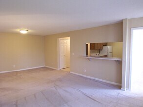 111 Fieldcrest St, Unit 205 in Ann Arbor, MI - Foto de edificio - Building Photo