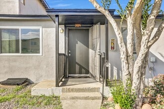 2094 Burroughs St in San Diego, CA - Building Photo - Building Photo