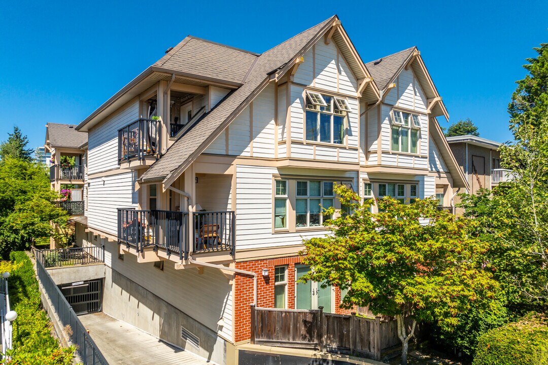 1347 Best St in White Rock, BC - Building Photo
