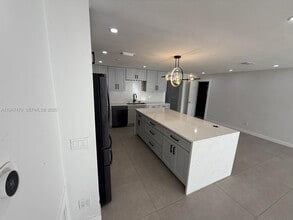 6891 Scott St in Hollywood, FL - Building Photo - Building Photo