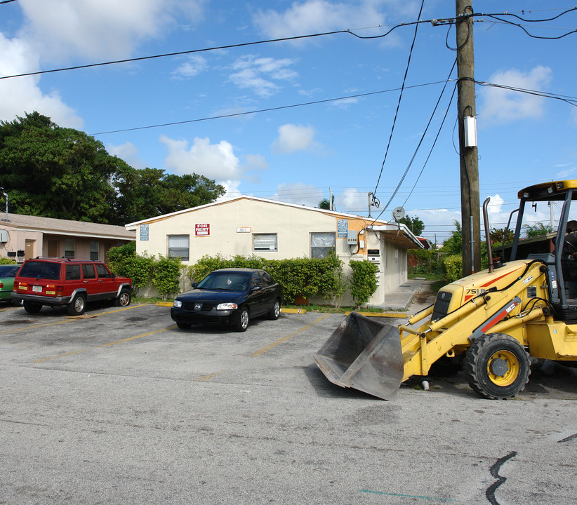 1011 NW 8th St in Hallandale Beach, FL - Building Photo