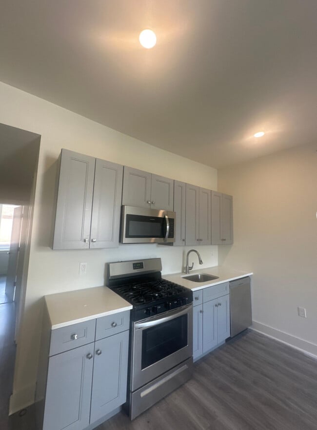 320 South St, Unit 2 in Philadelphia, PA - Building Photo - Building Photo