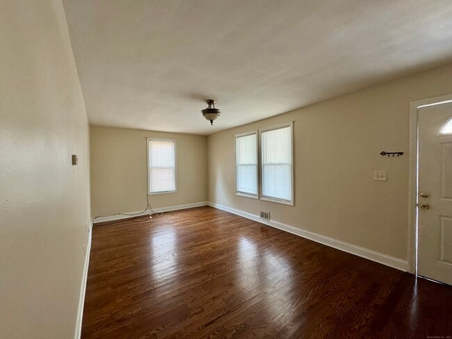 993 Lindley St in Bridgeport, CT - Building Photo - Building Photo
