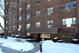 Cumberland Apartments in Chicago, IL - Building Photo - Building Photo