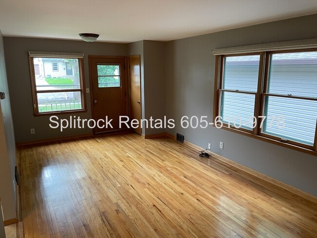 2208 S Hawthorne Ave in Sioux Falls, SD - Foto de edificio - Building Photo