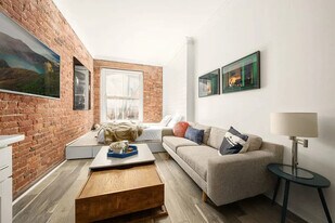 77 Perry St in New York, NY - Building Photo