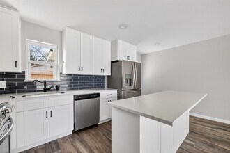 4106 White St in Bacliff, TX - Building Photo - Building Photo