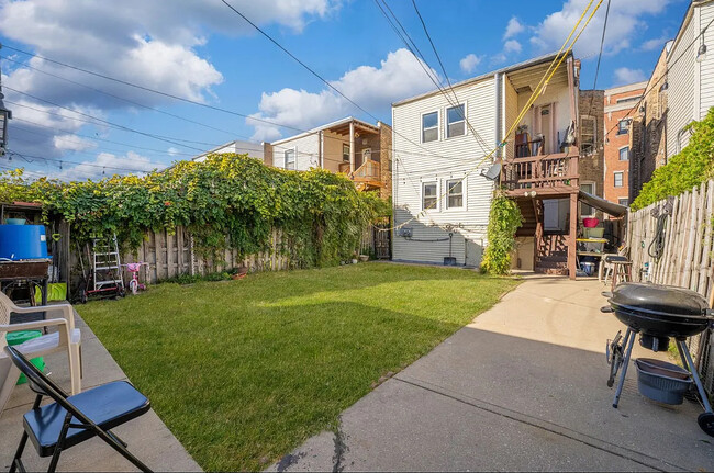 2261 W Diversey Ave, Unit 2 in Chicago, IL - Building Photo - Building Photo