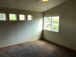 136 SW Sharon Jane Pl in McMinnville, OR - Building Photo - Building Photo