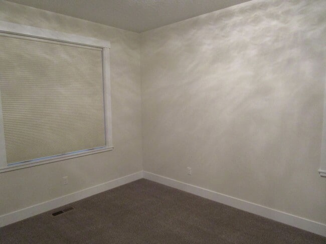 356 SE Sumner Dr in Prineville, OR - Building Photo - Building Photo