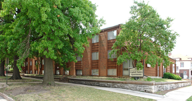 Capitol Suites in Topeka, KS - Foto de edificio - Building Photo