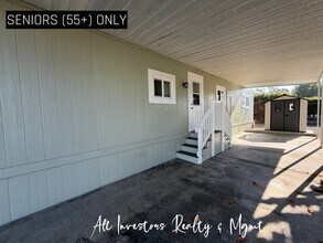 141 Douglas Dr in Oceanside, CA - Foto de edificio - Building Photo