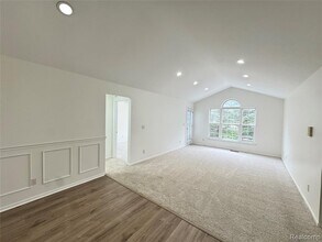 5472 Pine Aires Dr in Sterling Heights, MI - Building Photo - Building Photo