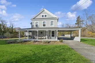 718 Montauk Hwy in East Quogue, NY - Building Photo - Building Photo