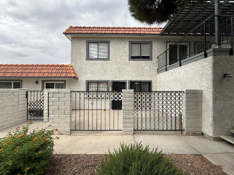 1029 Willow Tree Dr, Unit Unit C in Las Vegas, NV - Building Photo