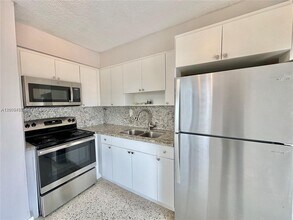 10303 NW 35th Pl in Miami, FL - Building Photo - Building Photo
