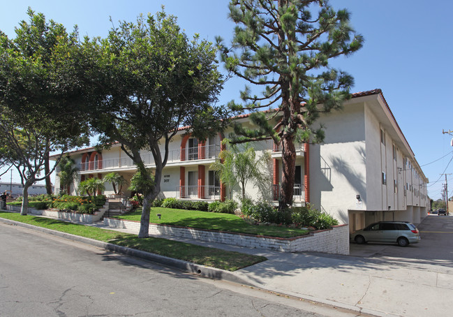 San Remo Apartments in Torrance, CA - Foto de edificio - Building Photo