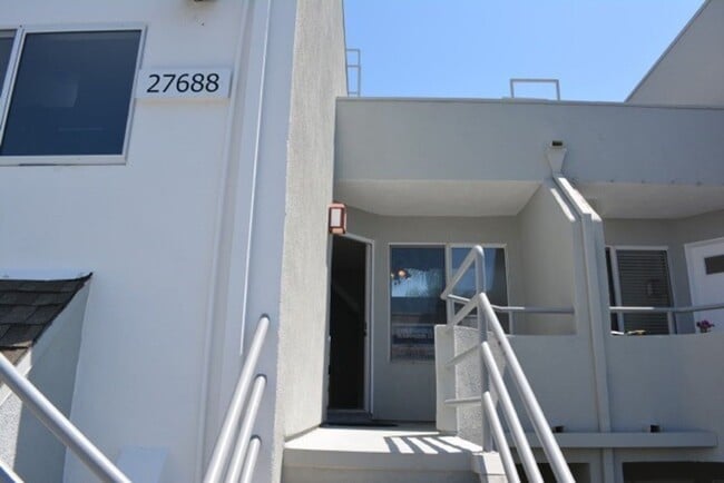 27688 Aquamarine in Mission Viejo, CA - Foto de edificio - Building Photo