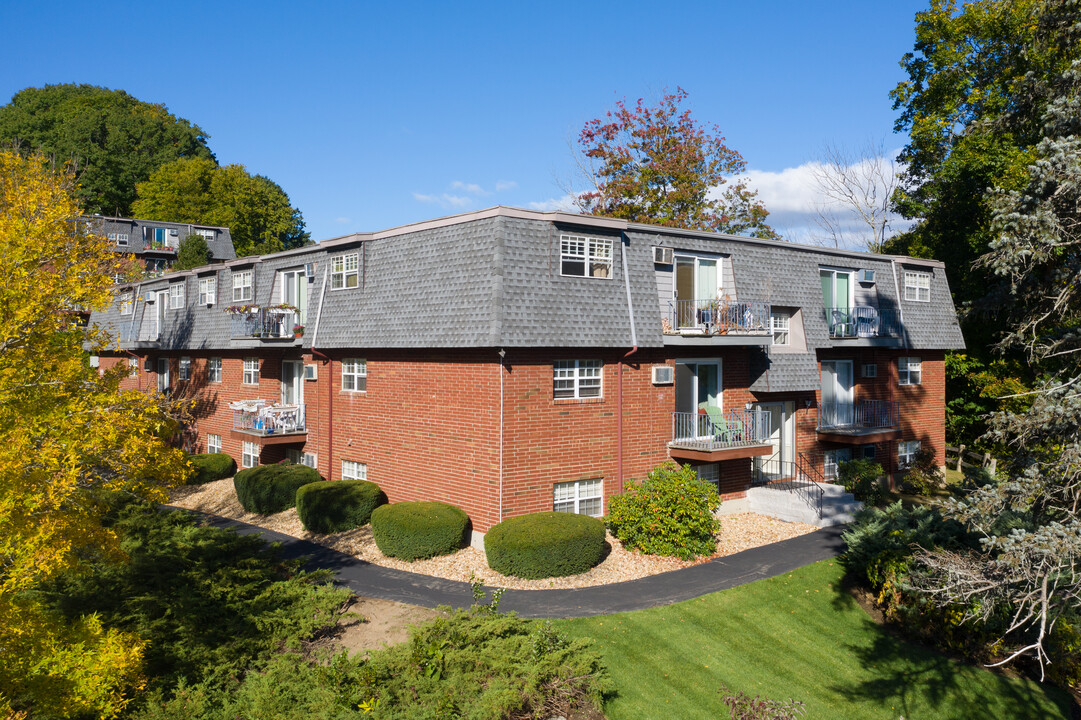 Gardner Lake Village in Amesbury, MA - Foto de edificio