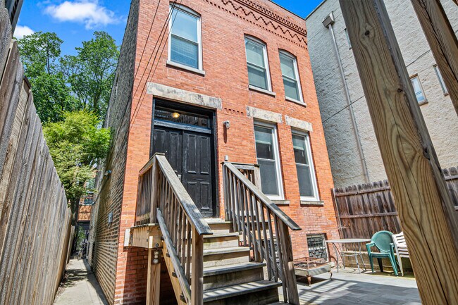 2144 W Potomac Ave in Chicago, IL - Foto de edificio - Building Photo