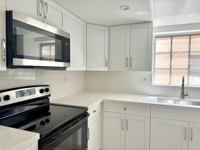 10901 N Kendall Dr in Miami, FL - Building Photo - Building Photo