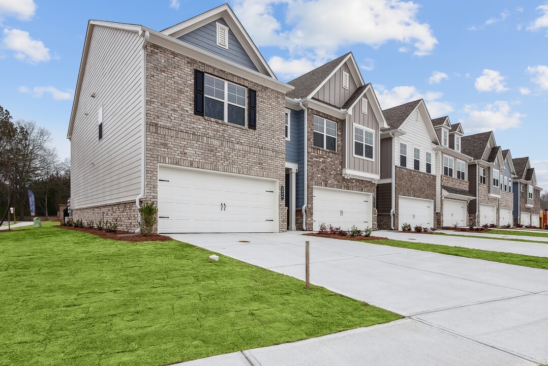 Poplar Row in Hoschton, GA - Foto de edificio