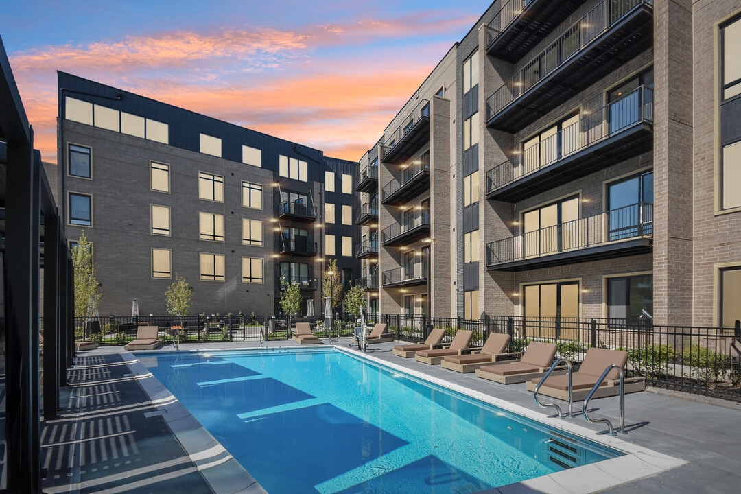 Novu Apartments in Niles, IL - Foto de edificio