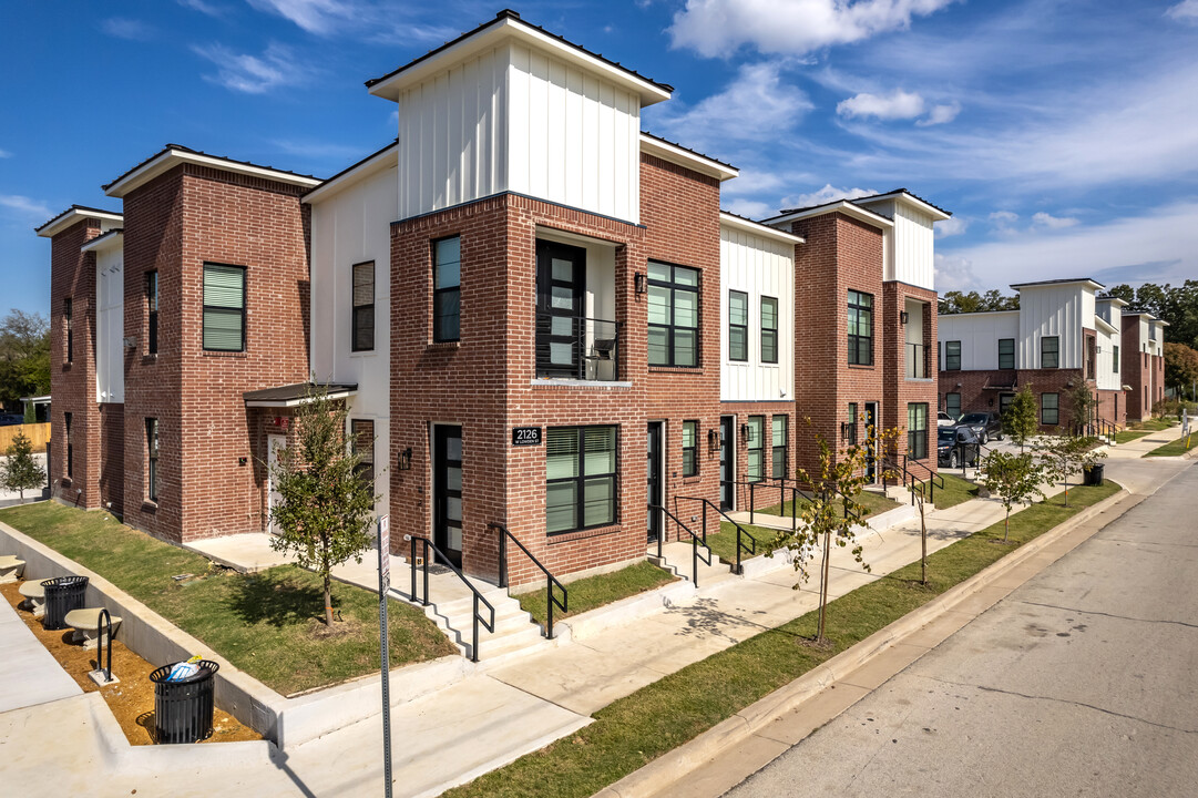 M25 Apartments in Fort Worth, TX - Building Photo