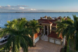 232 Bayshore Dr in Cape Coral, FL - Building Photo - Building Photo