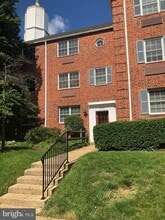 1700 W Abingdon Dr in Alexandria, VA - Foto de edificio - Building Photo