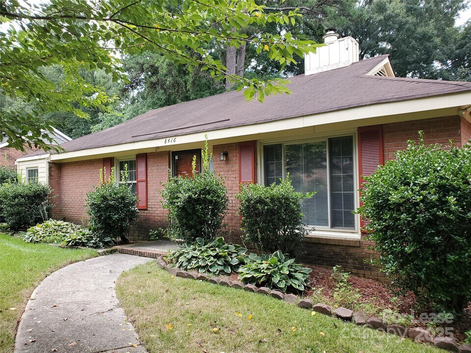 8416 Country Oaks Rd in Charlotte, NC - Building Photo