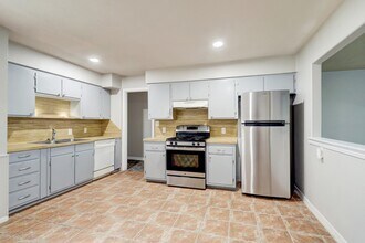 2100 Ontario Ave in Baytown, TX - Foto de edificio - Building Photo