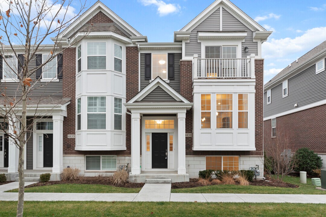 4431 Monroe Ct in Naperville, IL - Building Photo
