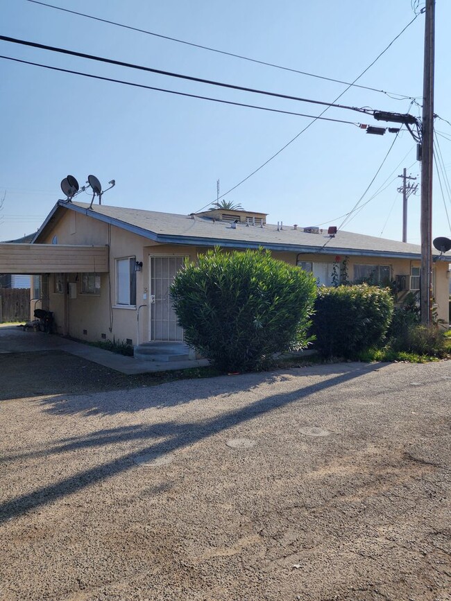 1003 E El Monte Way in Dinuba, CA - Building Photo - Building Photo