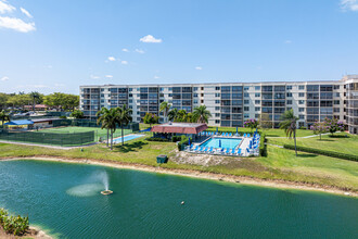 Hollybrook Golf and Tennis Club in Pembroke Pines, FL - Building Photo - Building Photo