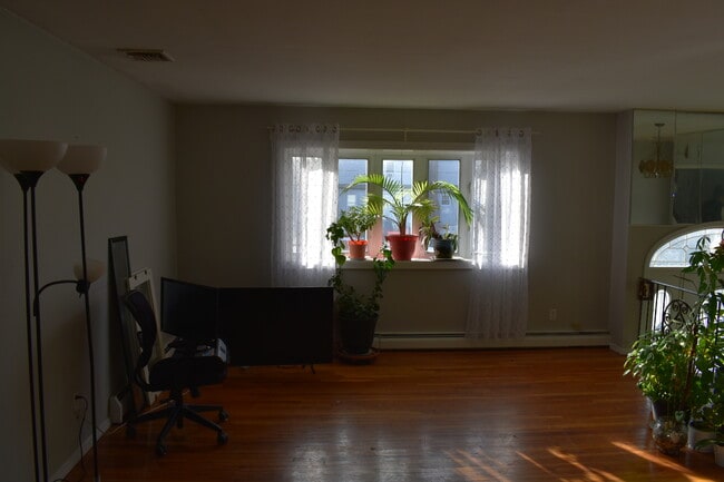 85 Cedar Dr, Unit BayShore in Bay Shore, NY - Foto de edificio - Building Photo