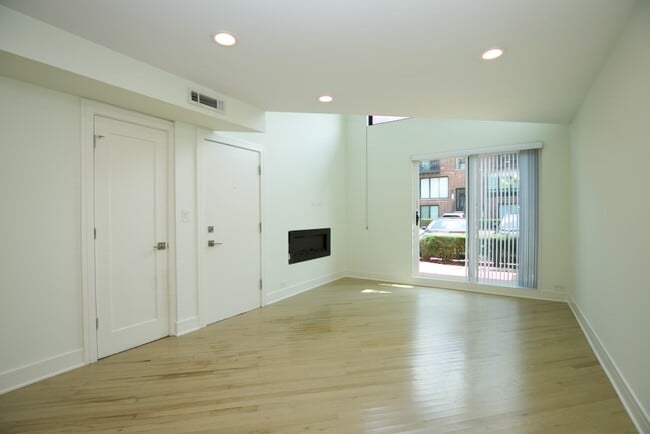 935 W Grace St, Unit A05C in Chicago, IL - Foto de edificio - Building Photo