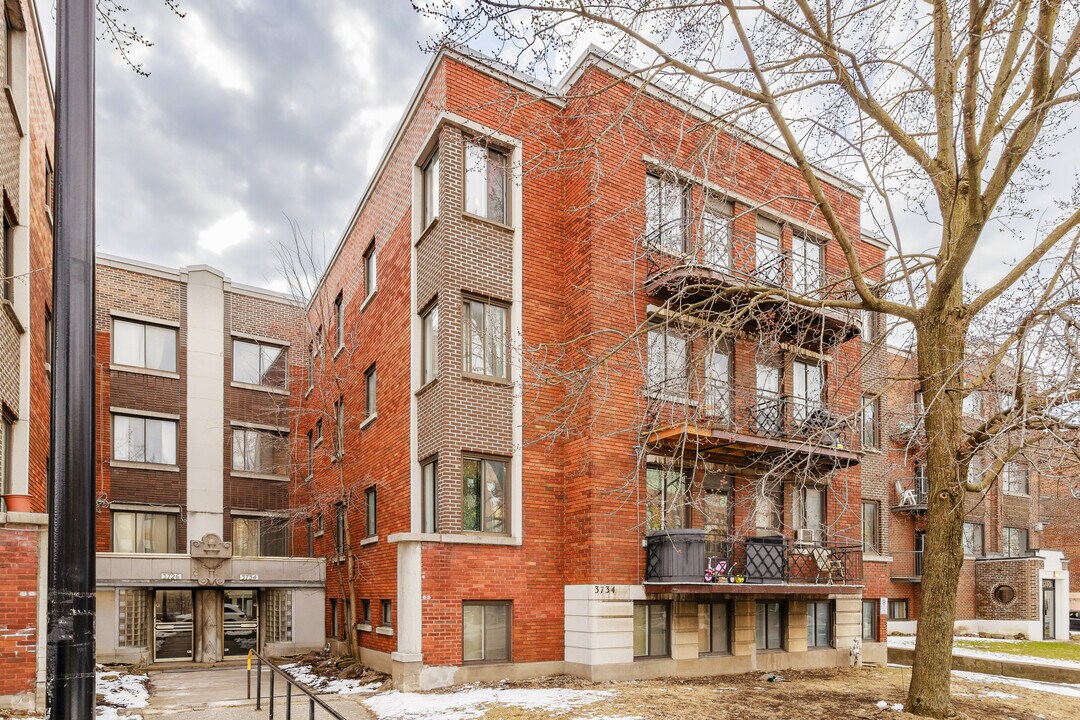 3734 De La Côte-Sainte-Catherine Ch in Montréal, QC - Building Photo