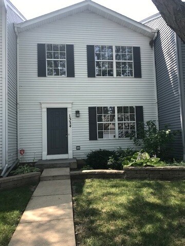 1334 Arlington Ct in Geneva, IL - Building Photo