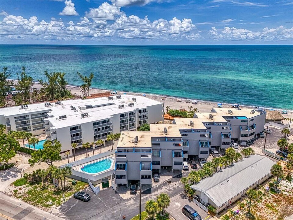 2400 N Beach Rd in Englewood, FL - Building Photo