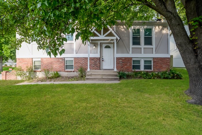 656 S 6th St in Edwardsville, KS - Building Photo