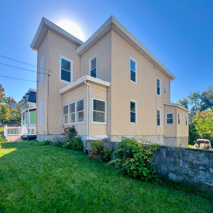 74 Oak St in Springfield, MA - Building Photo