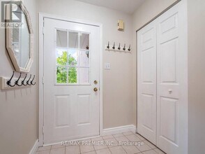 39 Ross Linton Dr in Aurora, ON - Building Photo - Building Photo