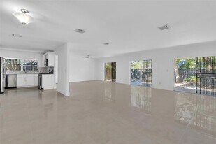 13011 SW 80th St in Miami, FL - Building Photo