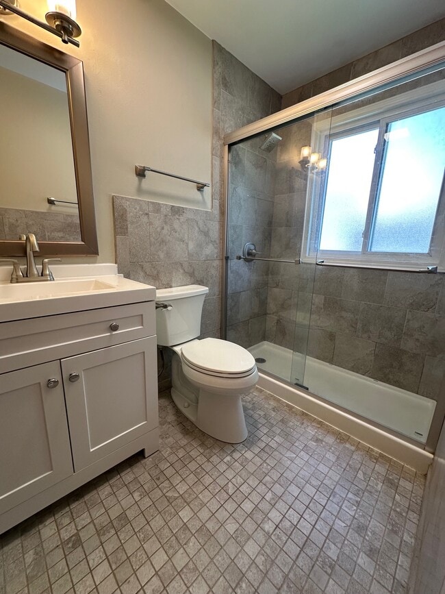 2526 E Stratford Ct in Shorewood, WI - Building Photo - Building Photo