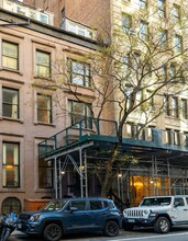 2 W 16th St in New York, NY - Building Photo - Building Photo