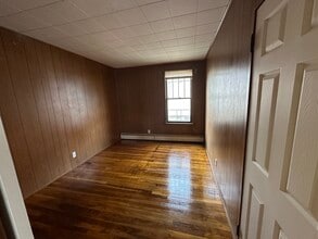 126 Pleasant St, Unit 2 in Willimantic, CT - Building Photo - Building Photo
