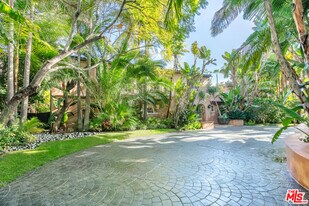 806 N Alpine Dr in Beverly Hills, CA - Building Photo