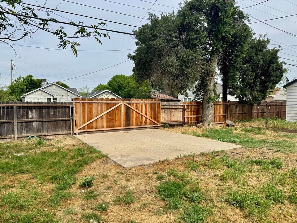 57-61 E 22nd St in Merced, CA - Building Photo