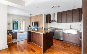 424-1400 Lynburne Pl in Victoria, BC - Building Photo - Building Photo